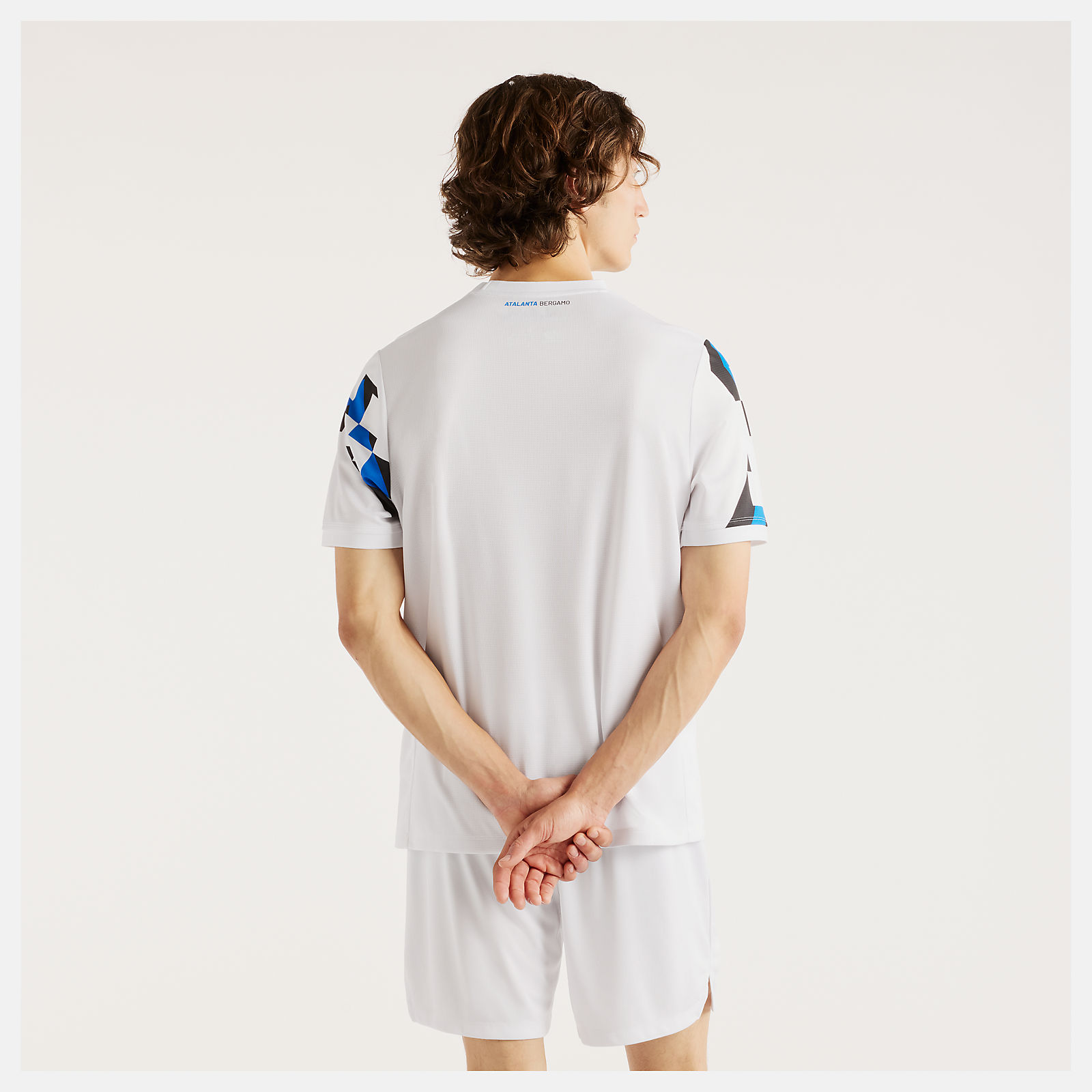 Felix is wearing size M and is 6'/183cm. Chest: 36.5"/93cm, Waist: 30.5"/78cm, Hips: 36.5"/93cm
