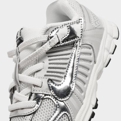 Infant and Kids' Toddler Nithtke Vomero 5 Stretch Lace Casual Shoes - Photon Dust/Chrome/Gridiron/Sail - Detail shot