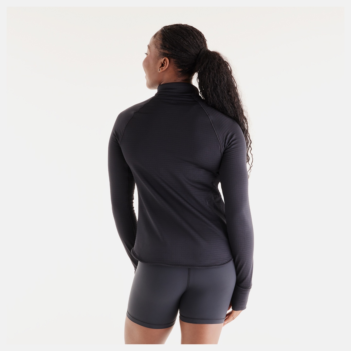 Isio-Maya lleva una talla S y mide 5'8"/172.72cm. Pecho : 34"/86.36cm, Cintura : 27.5"/69.85cm, Caderas : 39"/99.06cm