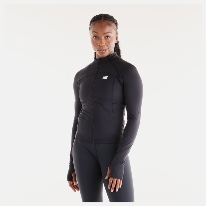 Isio-Maya lleva una talla S y mide 5'8"/172.72cm. Pecho : 34"/86.36cm, Cintura : 27.5"/69.85cm, Caderas : 39"/99.06cm