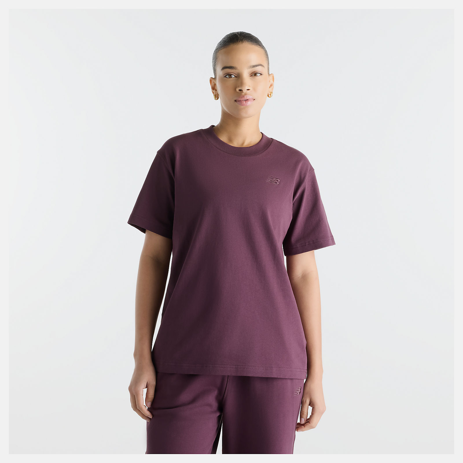 Nisaa is wearing size S and is 5'10"/177.8cm. Chest: 32"/81.28cm, Waist: 26"/66.04cm, Hips: 39"/99.06cm