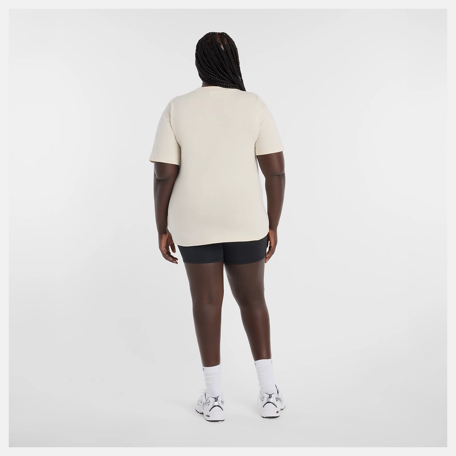 Anai is wearing size M and is 5'9"/175cm. Chest: 45"/114cm, Waist: 36.5"/93cm, Hips: 48"/122 cm