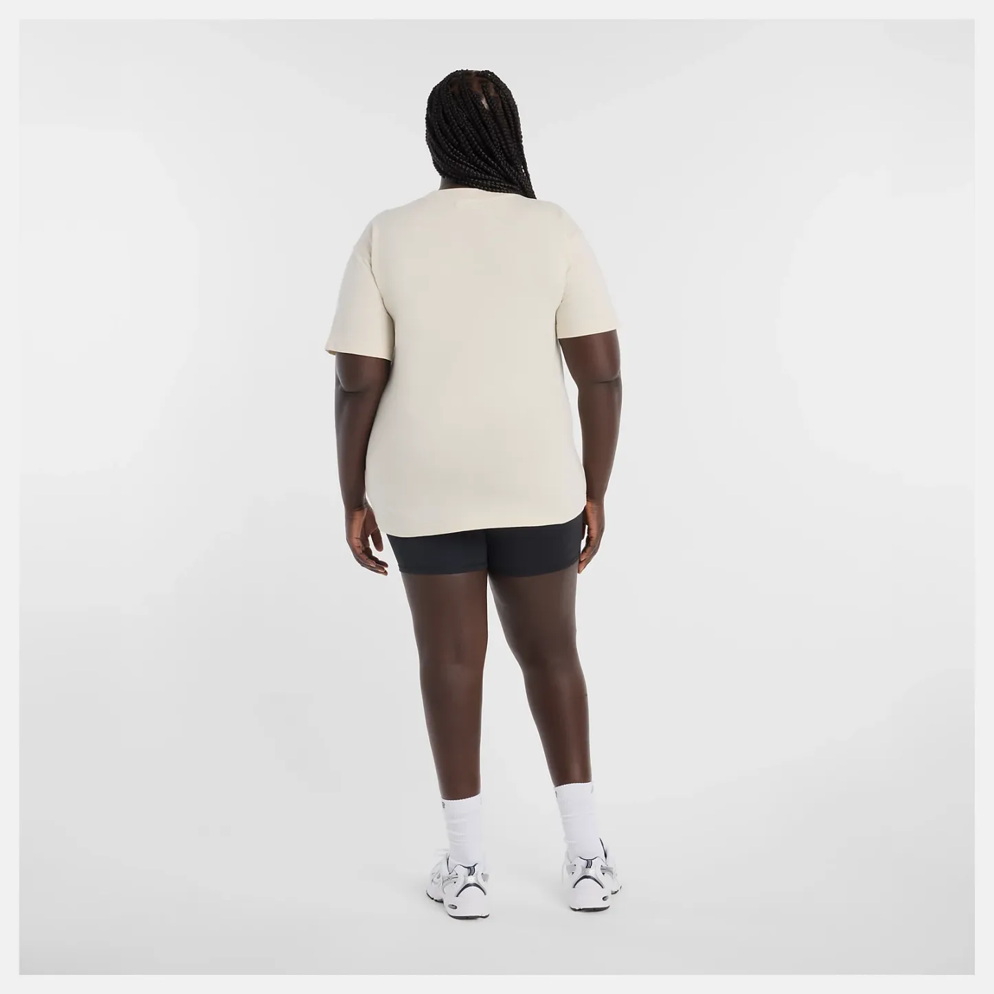 Anai is wearing size M and is 5'9"/175cm. Chest: 45"/114cm, Waist: 36.5"/93cm, Hips: 48"/122 cm