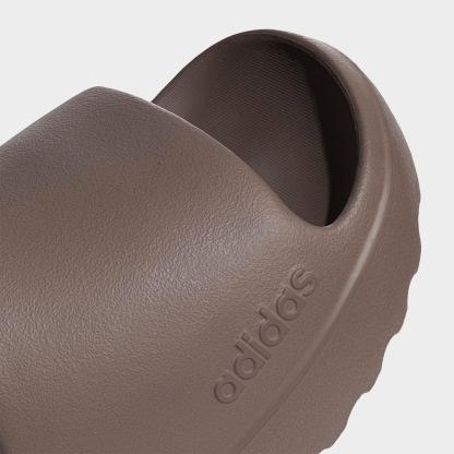 Men's adidas adilette Lumia Slide Sandals - Trace Brown/Trace Brown/Trace Brown - Detail shot