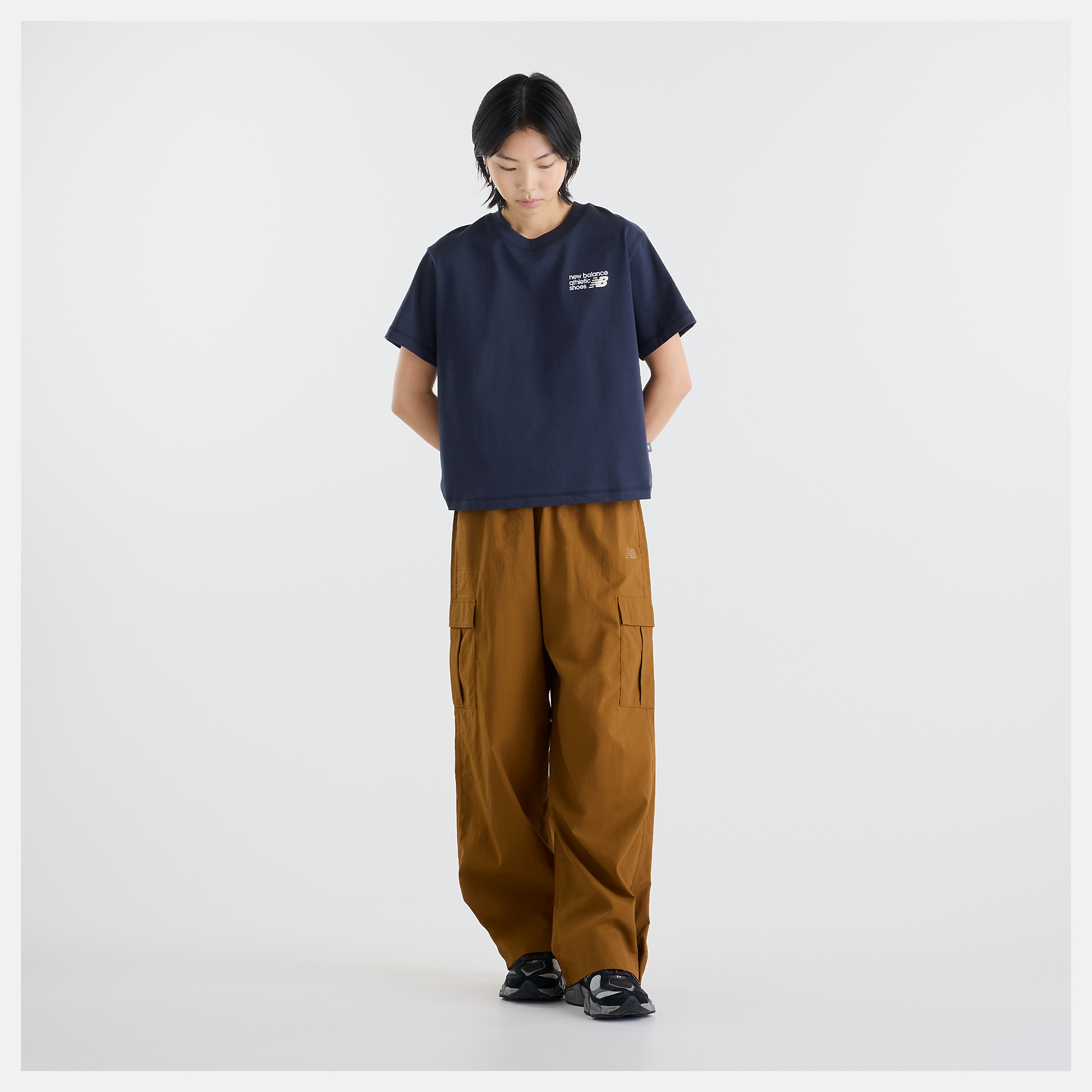 Suhyun Shin lleva una talla S y mide 5'7"/170.18cm. Pecho : 30"/76.2cm, Cintura : 24"/60.96cm, Caderas : 35"/88.9cm