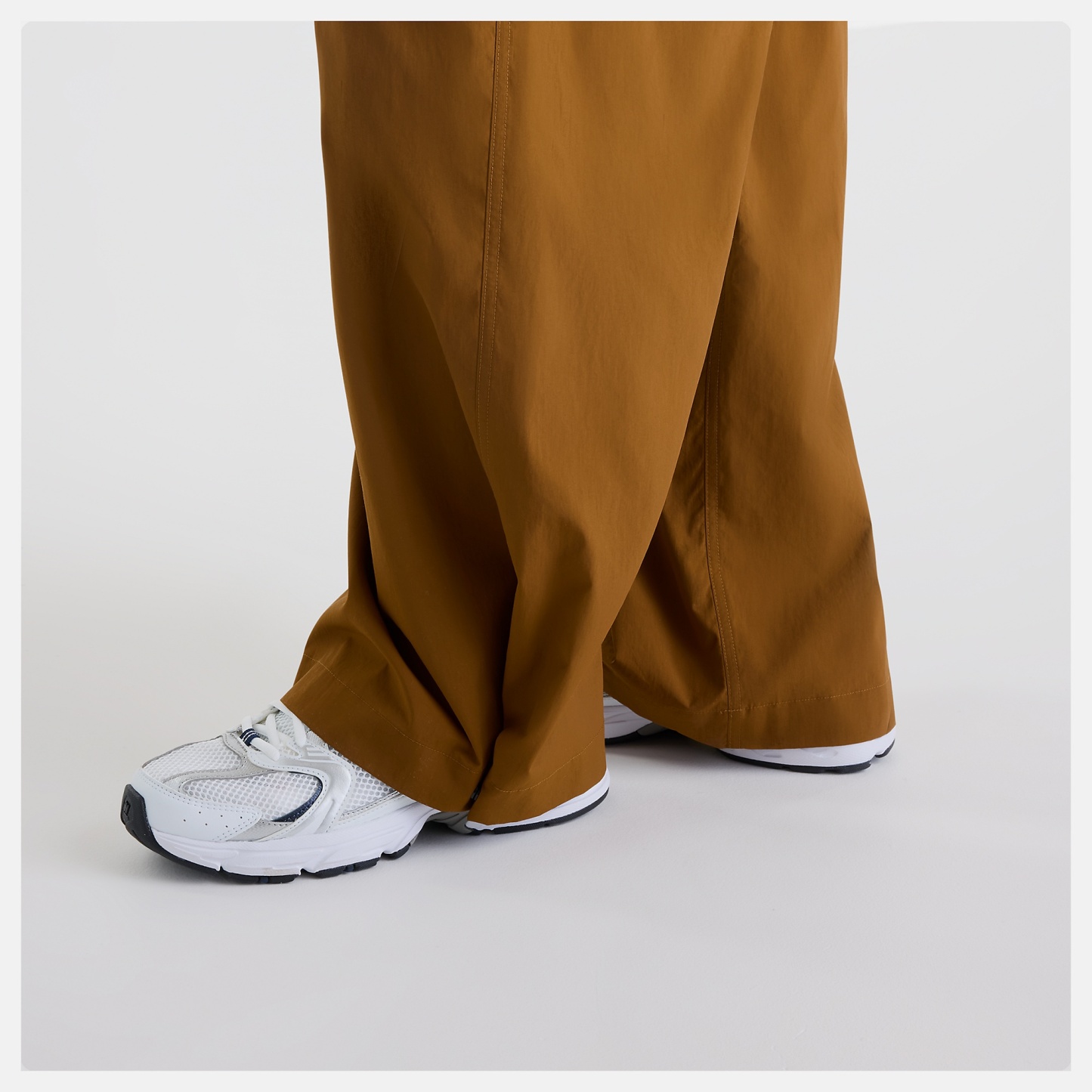 Rocki Ozai lleva una talla S y mide 5'7.5"/171.45cm. Pecho : 30.5"/77.47cm, Cintura : 24"/60.96cm, Caderas : 36"/91.44cm