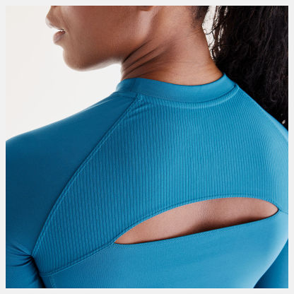 Isio-Maya is wearing size S and is 5'8"/172.72cm. Chest: 34"/86.36cm, Waist: 27.5"/69.85cm, Hips: 39"/99.06cm
