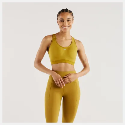 Amande lleva una talla S y mide 5'8"/172cm. Pecho : 33.5"/85cm, Cintura : 24.5"/62cm, Caderas : 35"/89cm