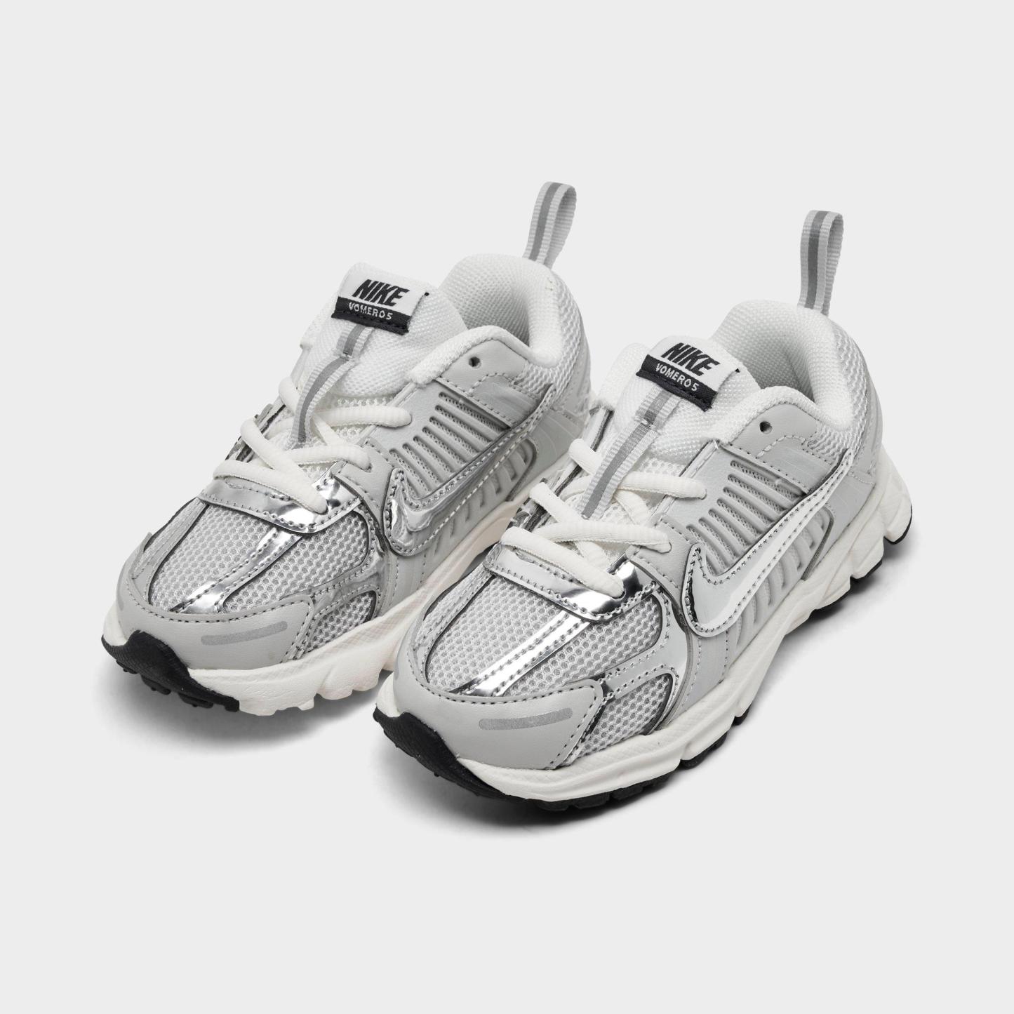 Kids' Toddler Nithtke Vomero 5 Casual Shoes - Photon Dust/Gridiron/Chrome - Both shoes facing left