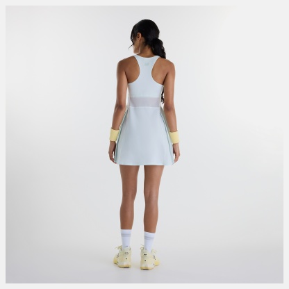 Chi lleva una talla S y mide 5'9"/ 175cm. Pecho : 32"/81cm, Cintura : 24"/61cm, Caderas : 35"/89cm