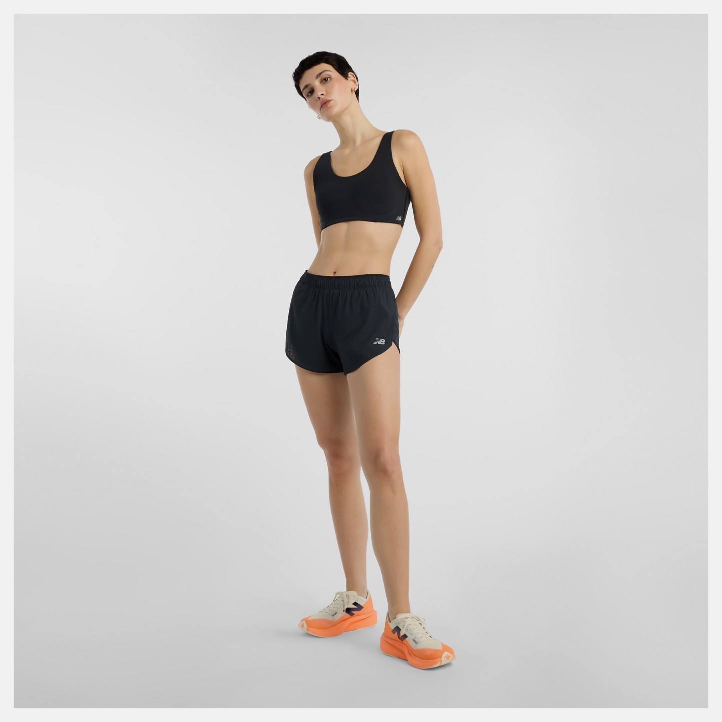 Tatia lleva una talla S y mide 5'11"/180cm. Pecho : 32.5"/83cm, Cintura : 24"/61cm, Caderas : 37"/94cm