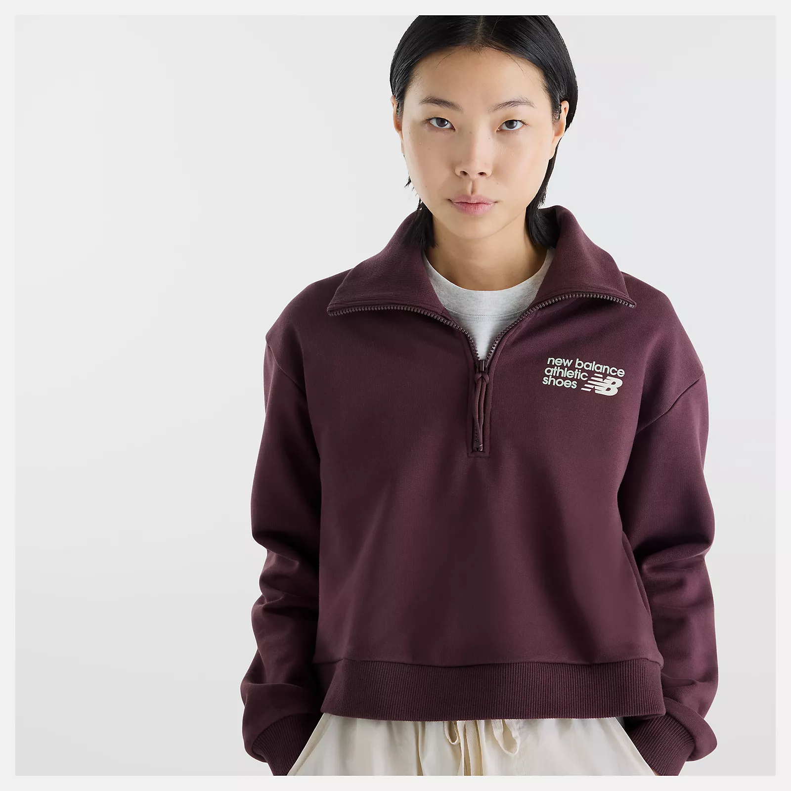 Suhyun Shin is wearing size S and is 5'7"/170.18cm. Chest: 30"/76.2cm, Waist: 24"/60.96cm, Hips: 35"/88.9cm