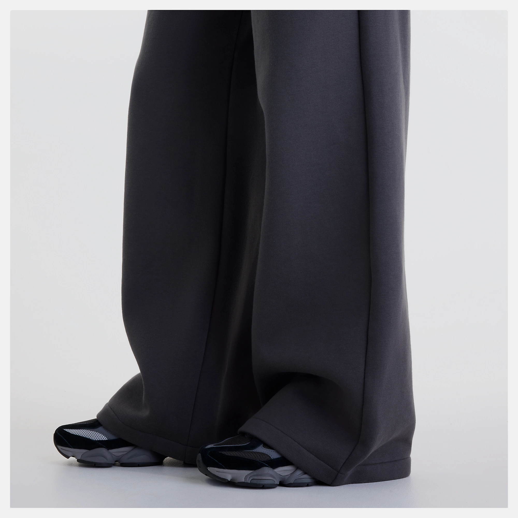 Chi lleva una talla S y mide 5'9"/ 175cm. Pecho : 32"/81cm, Cintura : 24"/61cm, Caderas : 35"/89cm