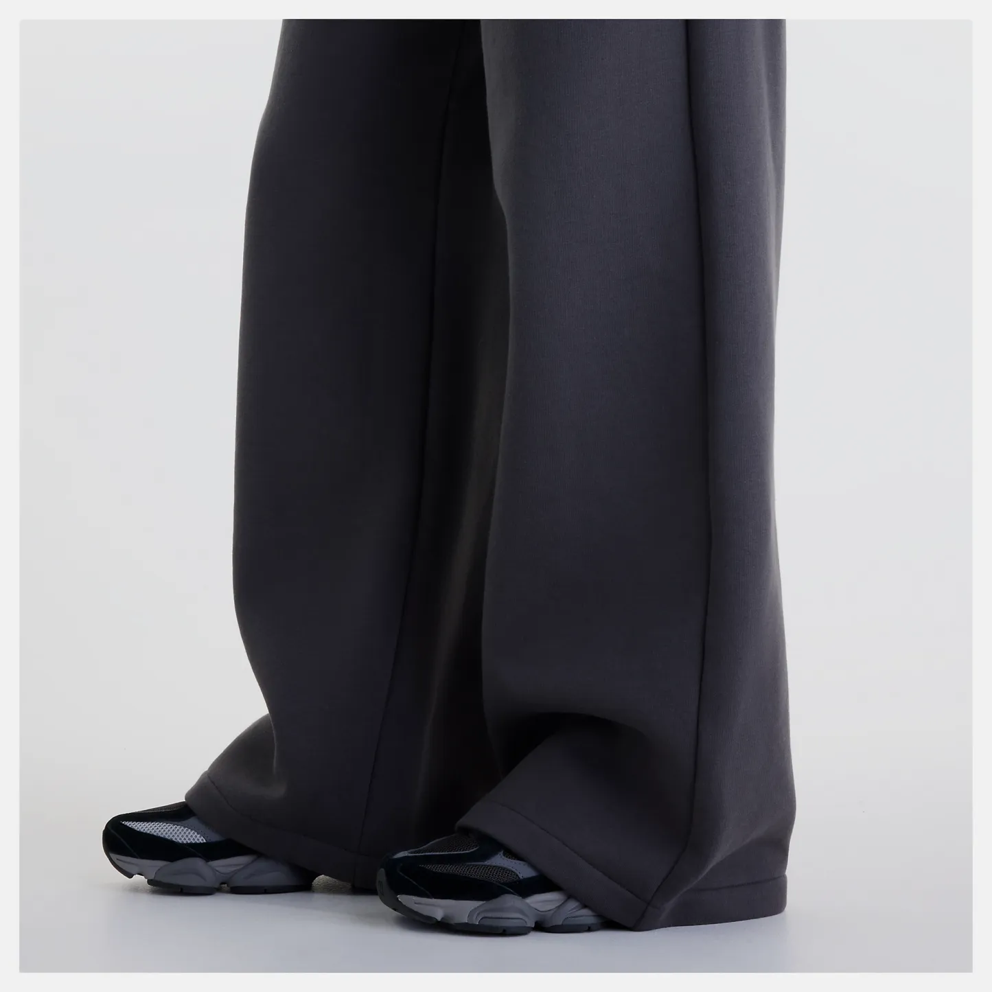 Chi lleva una talla S y mide 5'9"/ 175cm. Pecho : 32"/81cm, Cintura : 24"/61cm, Caderas : 35"/89cm