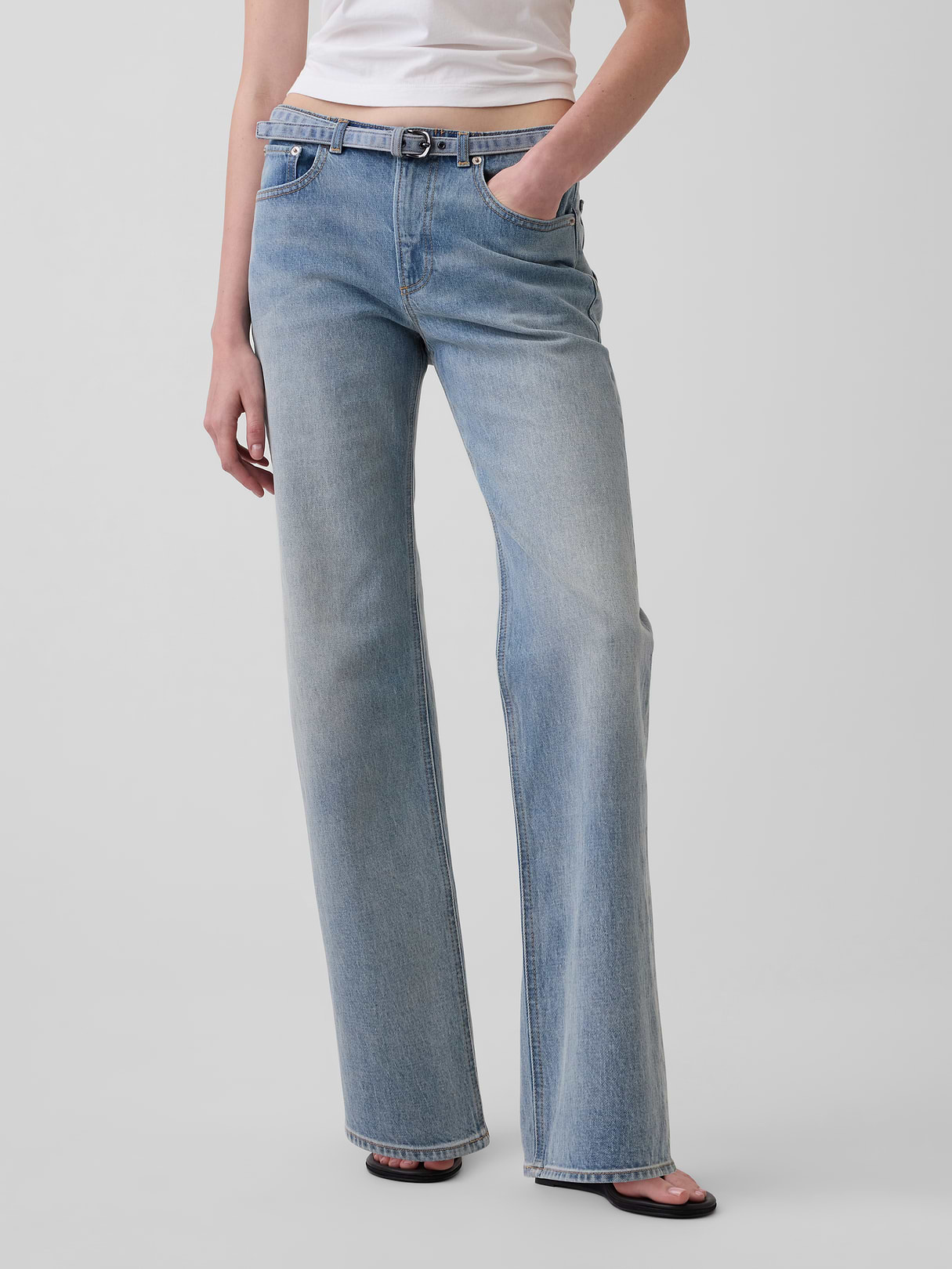 Mid Rise Relaxed Straight Jeans - Light wash indigo