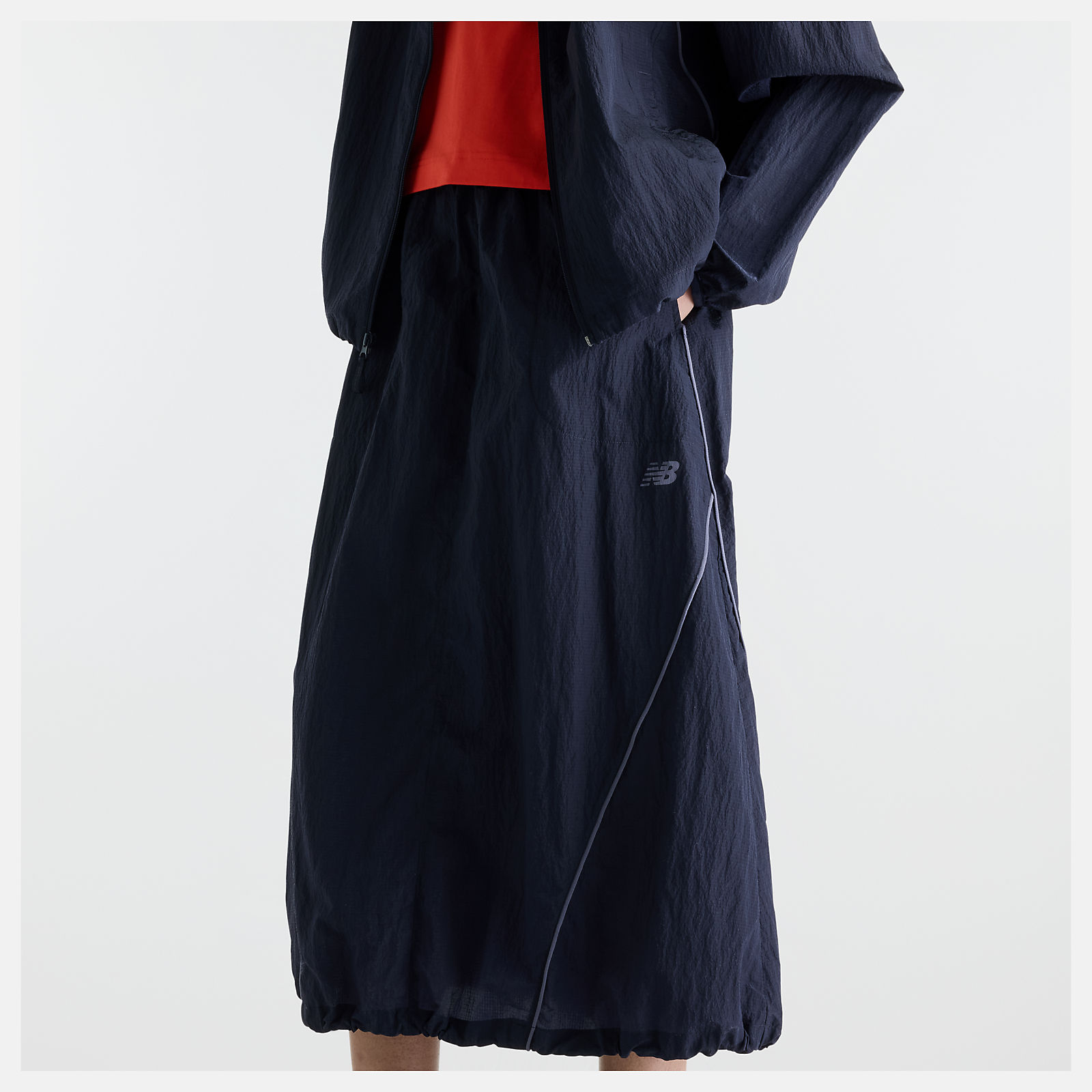 Nisaa is wearing size S and is 5'10"/177.8cm. Chest: 32"/81.28cm, Waist: 26"/66.04cm, Hips: 39"/99.06cm