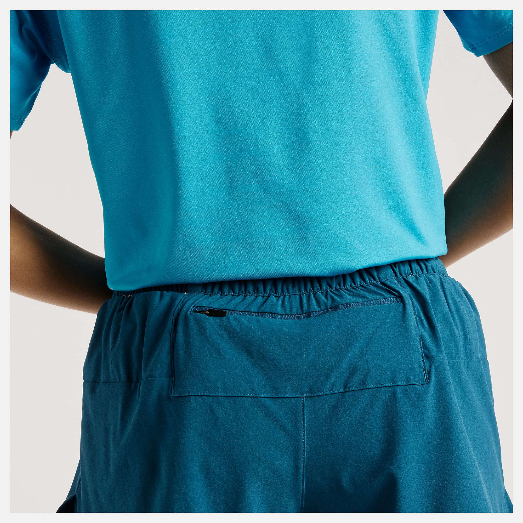 Amande lleva una talla S y mide 5'8"/172cm. Pecho : 33.5"/85cm, Cintura : 24.5"/62cm, Caderas : 35"/89cm