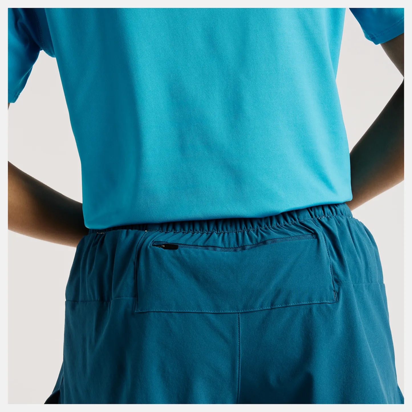 Amande lleva una talla S y mide 5'8"/172cm. Pecho : 33.5"/85cm, Cintura : 24.5"/62cm, Caderas : 35"/89cm