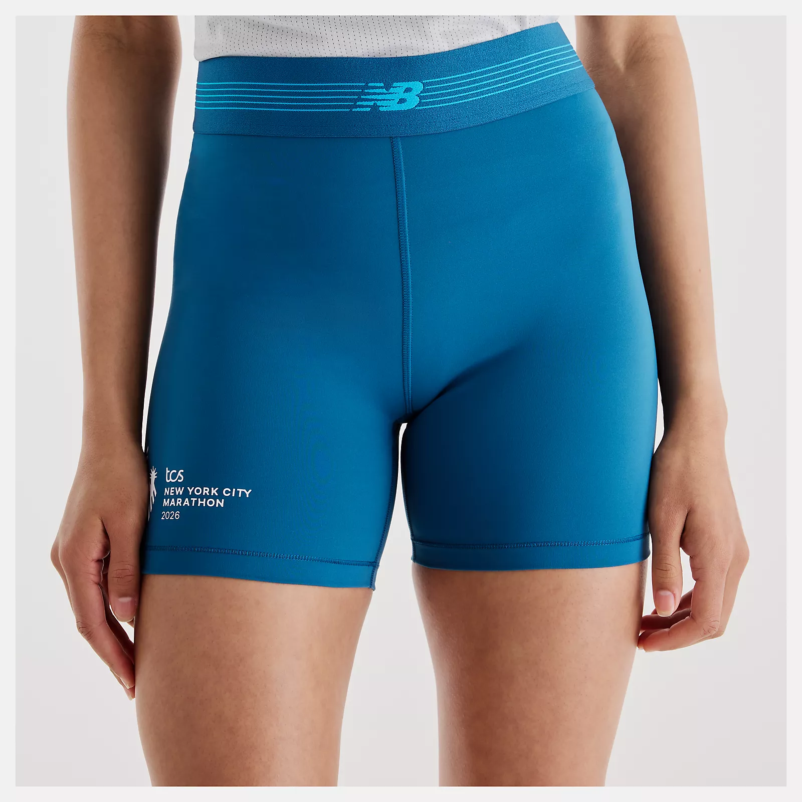 Payton is wearing size S and is 5'10"/177.8cm. Chest: 31"/79cm, Waist: 24.5"/62cm, Hips: 37"/94cm