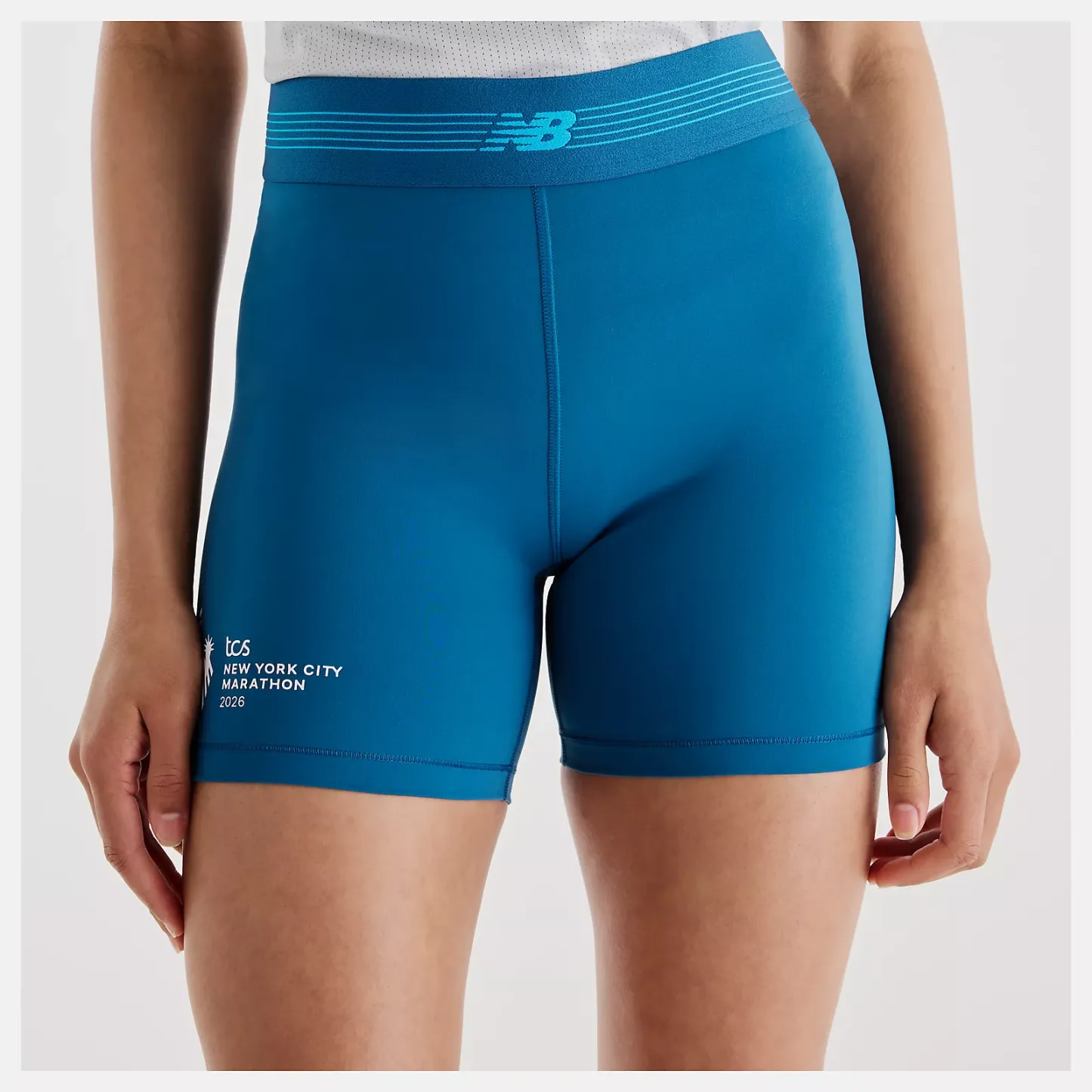Payton is wearing size S and is 5'10"/177.8cm. Chest: 31"/79cm, Waist: 24.5"/62cm, Hips: 37"/94cm