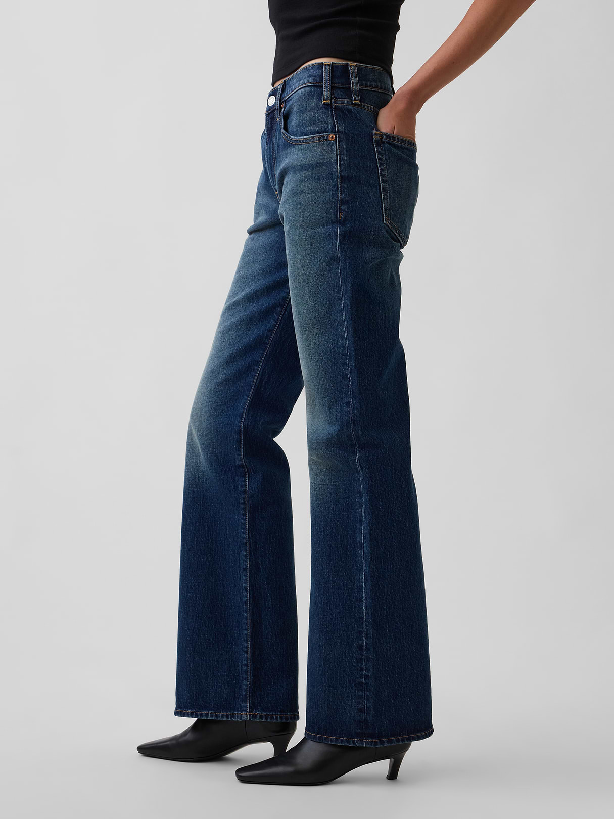 Mid Rise Relaxed Flare Jeans - Dark wash