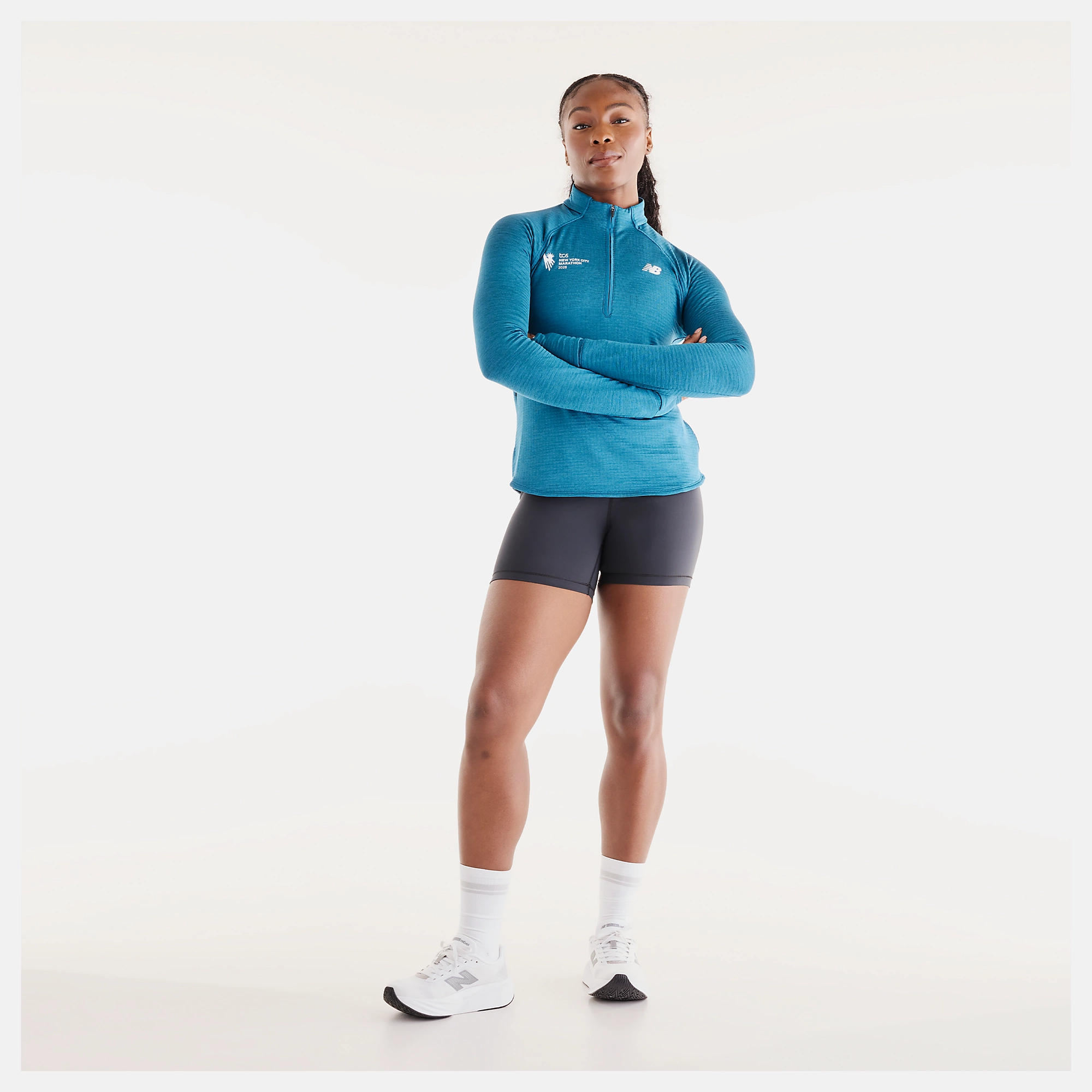 Isio-Maya lleva una talla S y mide 5'8"/172.72cm. Pecho : 34"/86.36cm, Cintura : 27.5"/69.85cm, Caderas : 39"/99.06cm