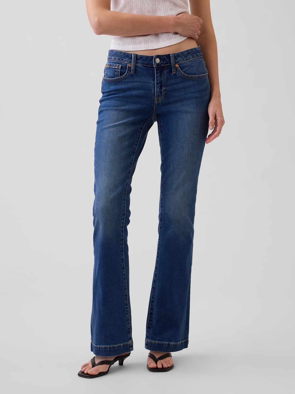 Low Rise Long & Lean Split-Hem Jeans - Medium wash