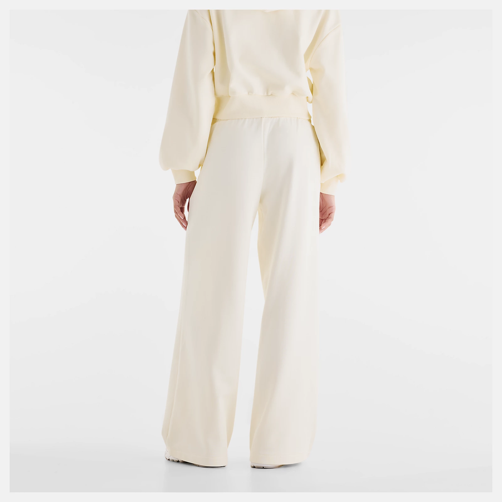 Lola is wearing size S and is 5'8"/172.72cm. Chest: 31.5"/80.01cm, Waist: 25.5"/64.77cm, Hips: 36"/91.44cm