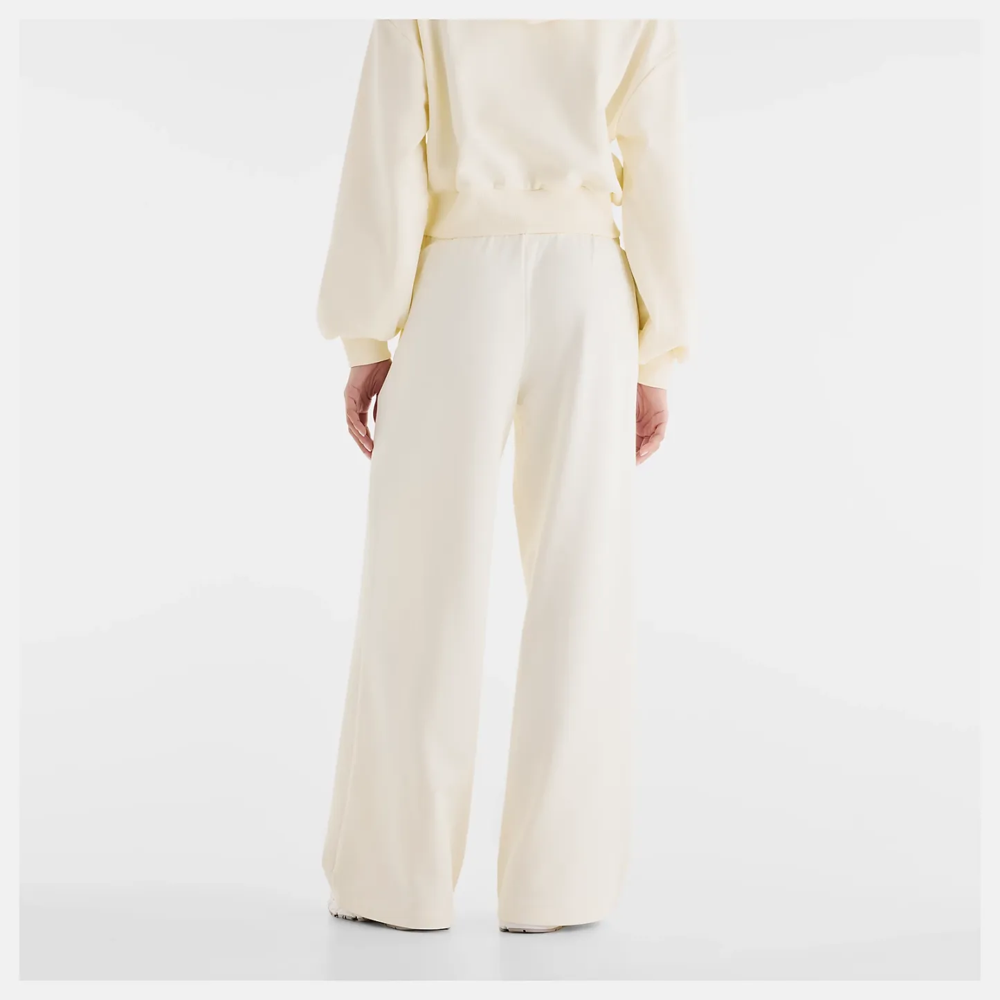 Lola is wearing size S and is 5'8"/172.72cm. Chest: 31.5"/80.01cm, Waist: 25.5"/64.77cm, Hips: 36"/91.44cm