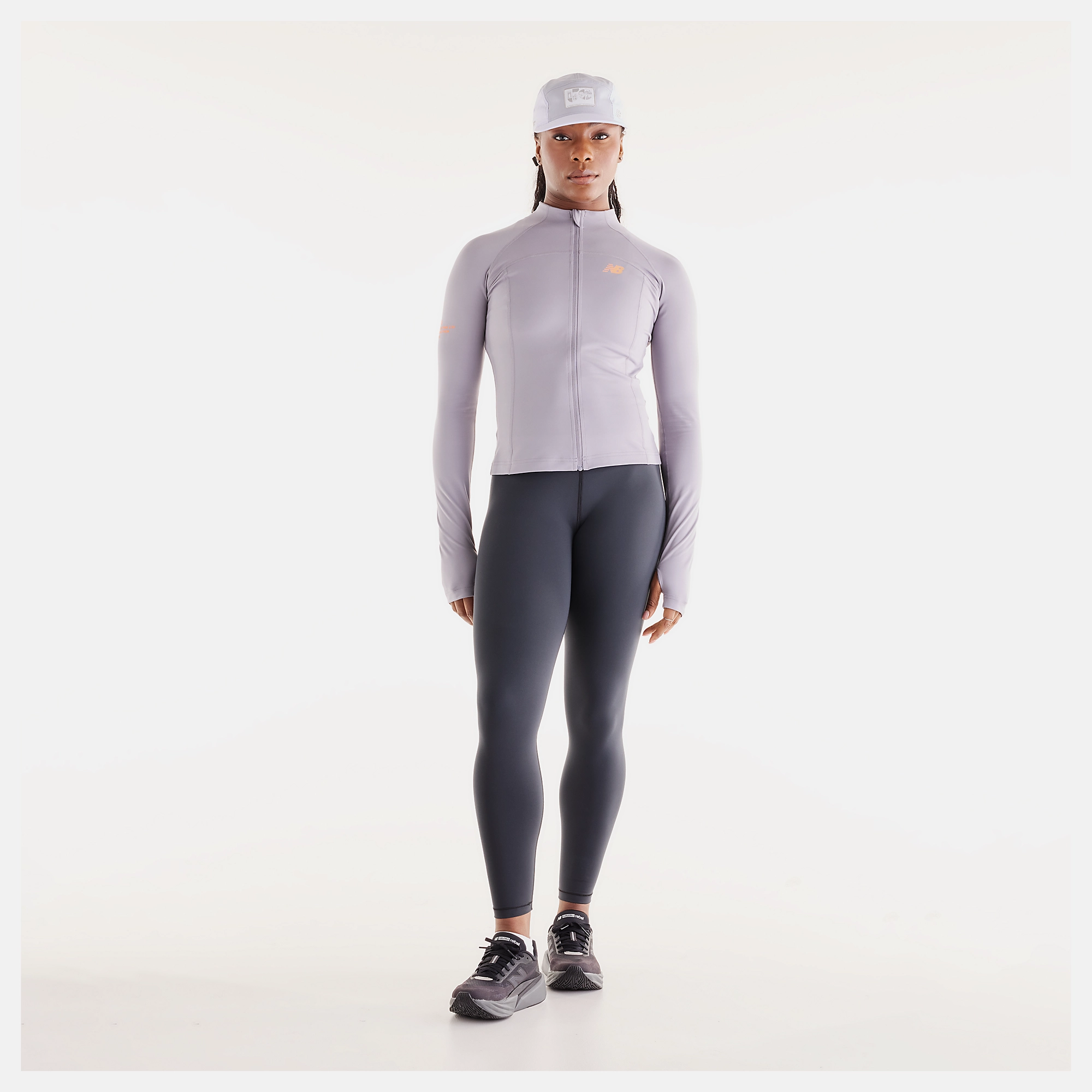 Isio-Maya lleva una talla S y mide 5'8"/172.72cm. Pecho : 34"/86.36cm, Cintura : 27.5"/69.85cm, Caderas : 39"/99.06cm