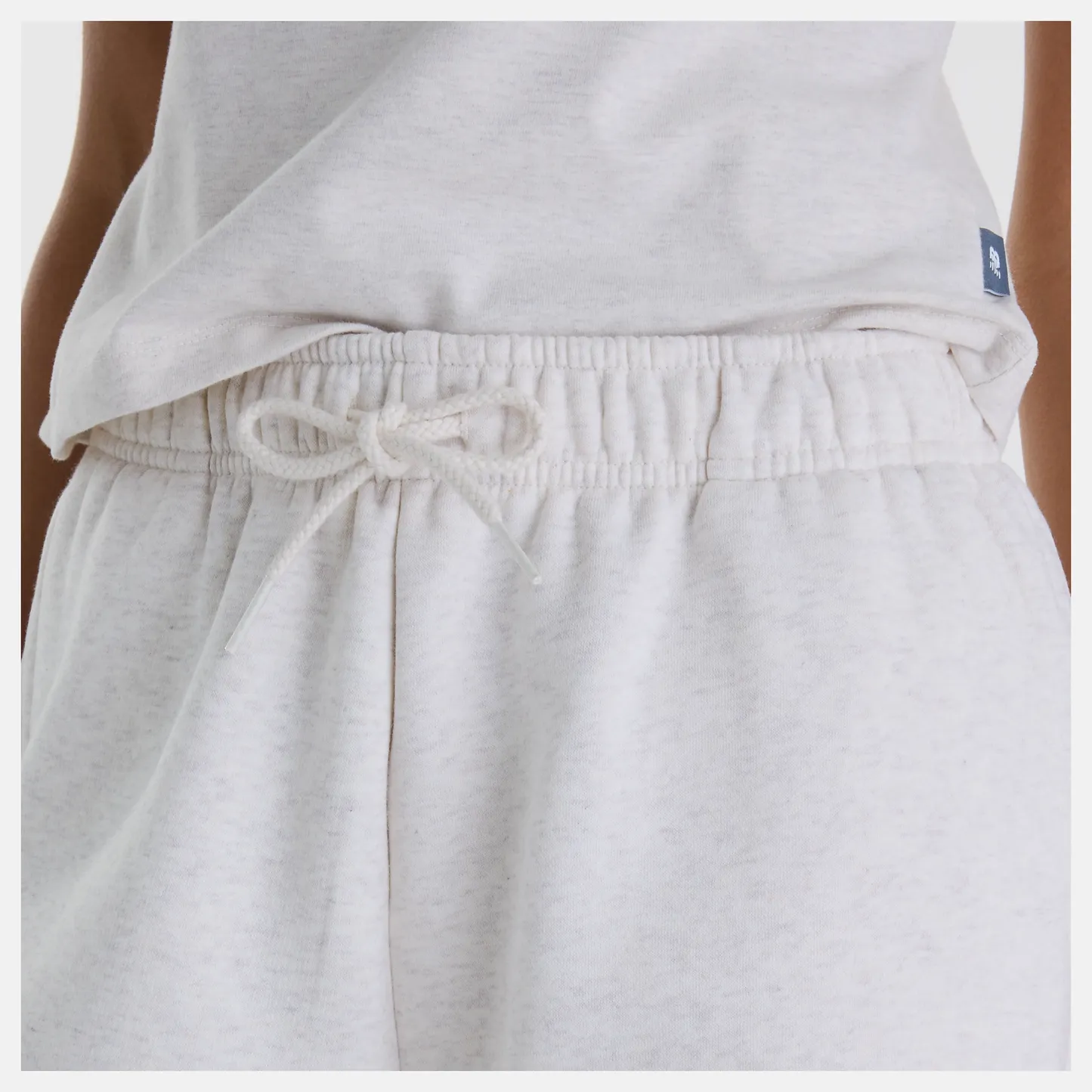 Chi lleva una talla S y mide 5'9"/ 175cm. Pecho : 32"/81cm, Cintura : 24"/61cm, Caderas : 35"/89cm