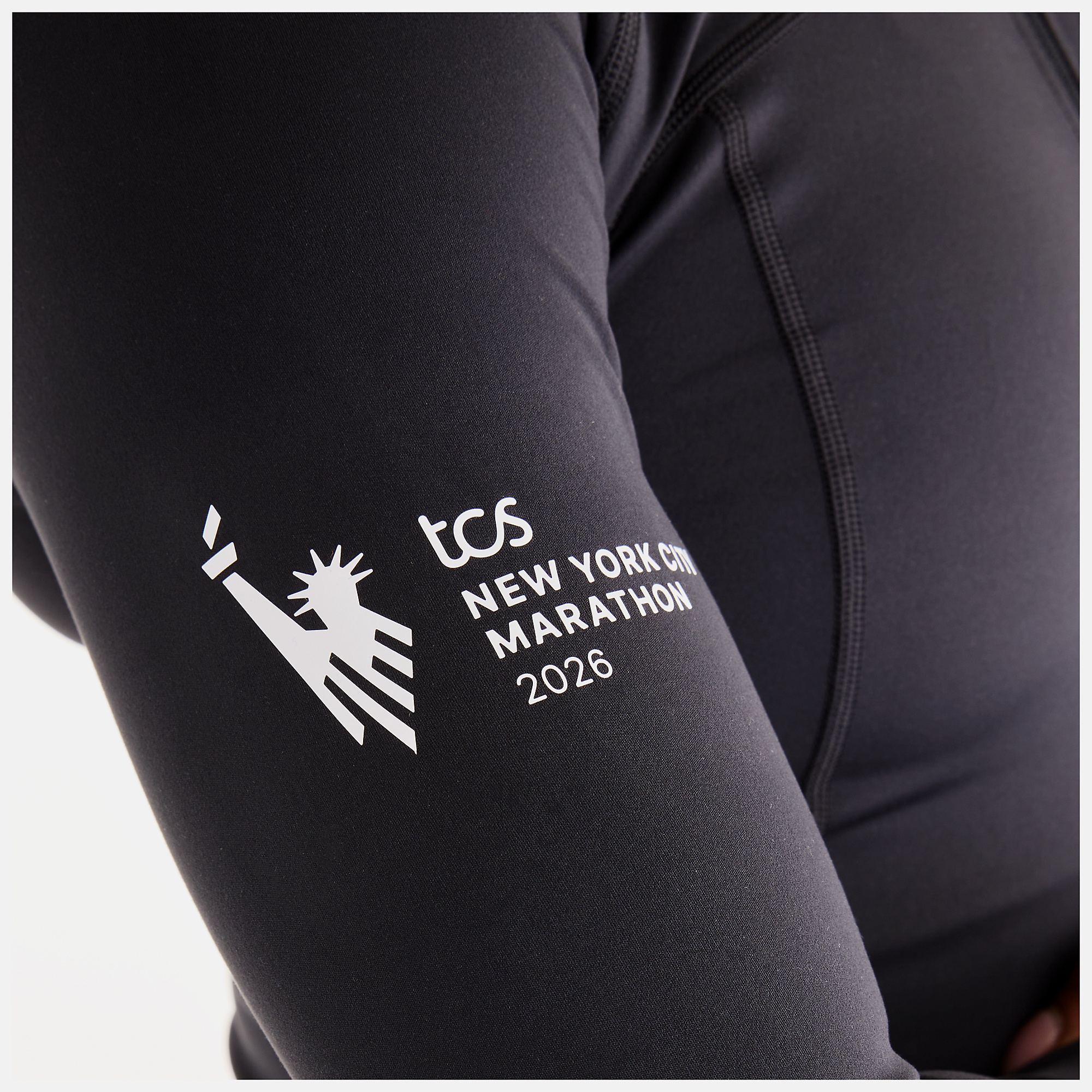 Isio-Maya lleva una talla S y mide 5'8"/172.72cm. Pecho : 34"/86.36cm, Cintura : 27.5"/69.85cm, Caderas : 39"/99.06cm