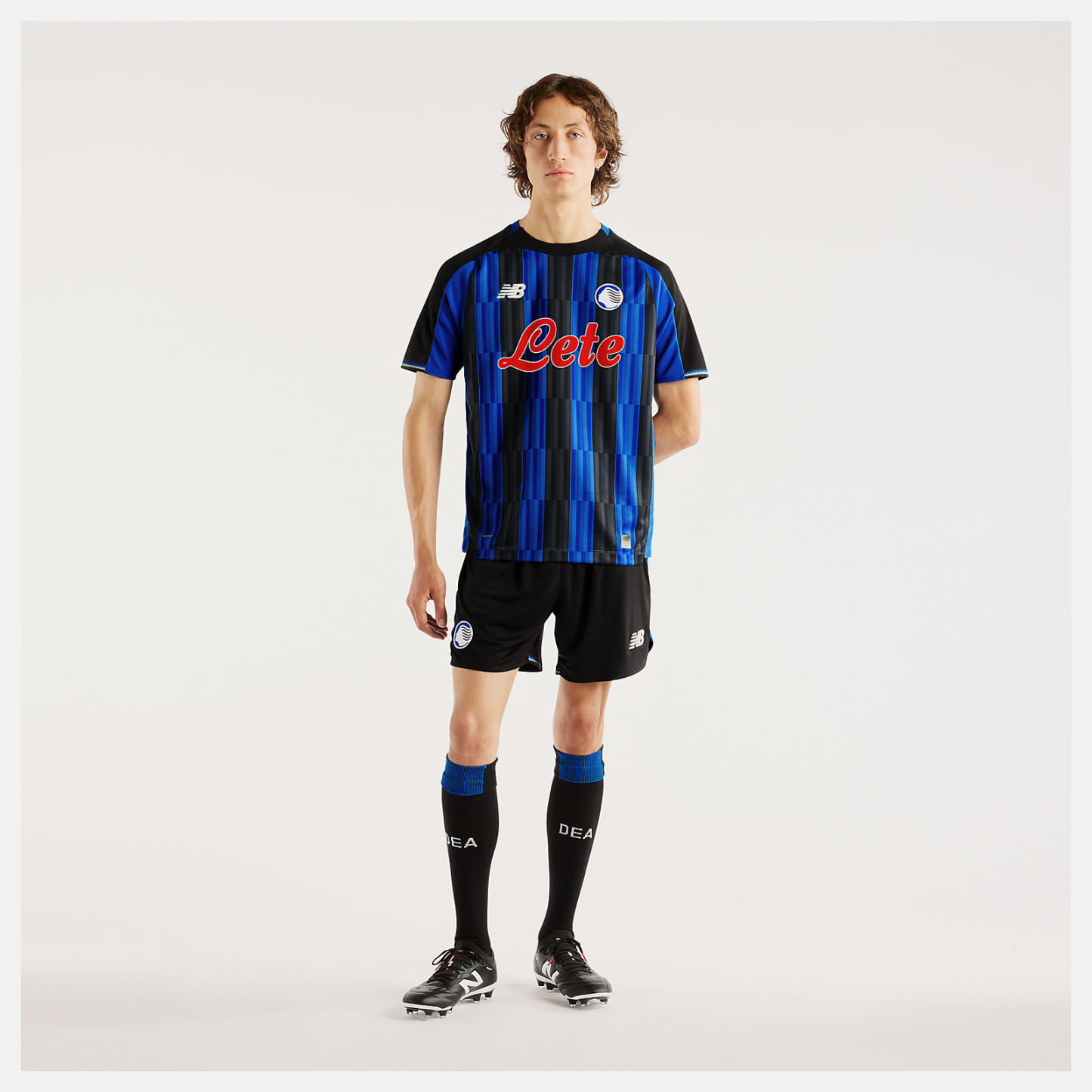 Felix is wearing size M and is 6'/183cm. Chest: 36.5"/93cm, Waist: 30.5"/78cm, Hips: 36.5"/93cm