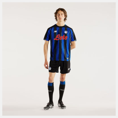 Felix is wearing size M and is 6'/183cm. Chest: 36.5"/93cm, Waist: 30.5"/78cm, Hips: 36.5"/93cm