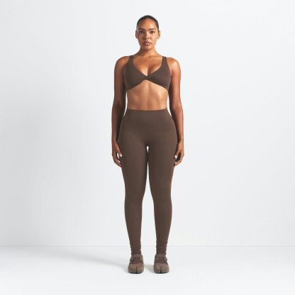 NikeSKIMS MATTE TWIST-FRONT BRA - DARK SEPIA - image 7