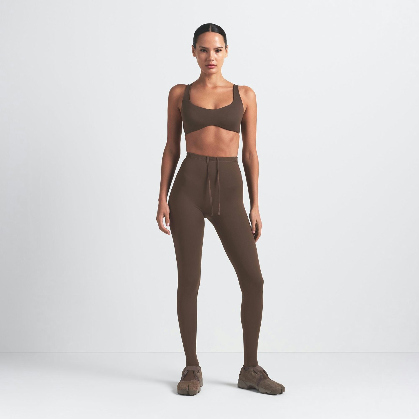NikeSKIMS MATTE SHAPING SCOOP BRA - DARK SEPIA