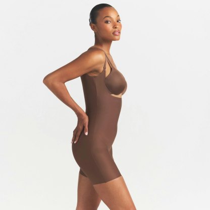 SKIMS BODY CORE SCULPT BACK SMOOTHING OPEN BUST MID THIGH BODYSUIT - JASPER