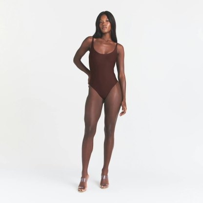 SKIMS BODY SCOOP LOW BACK THONG BODYSUIT - COCOA