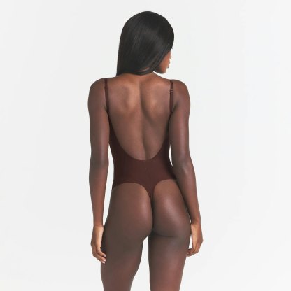 SKIMS BODY SCOOP LOW BACK THONG BODYSUIT - COCOA