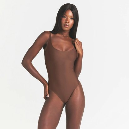 SKIMS BODY SCOOP LOW BACK THONG BODYSUIT - JASPER