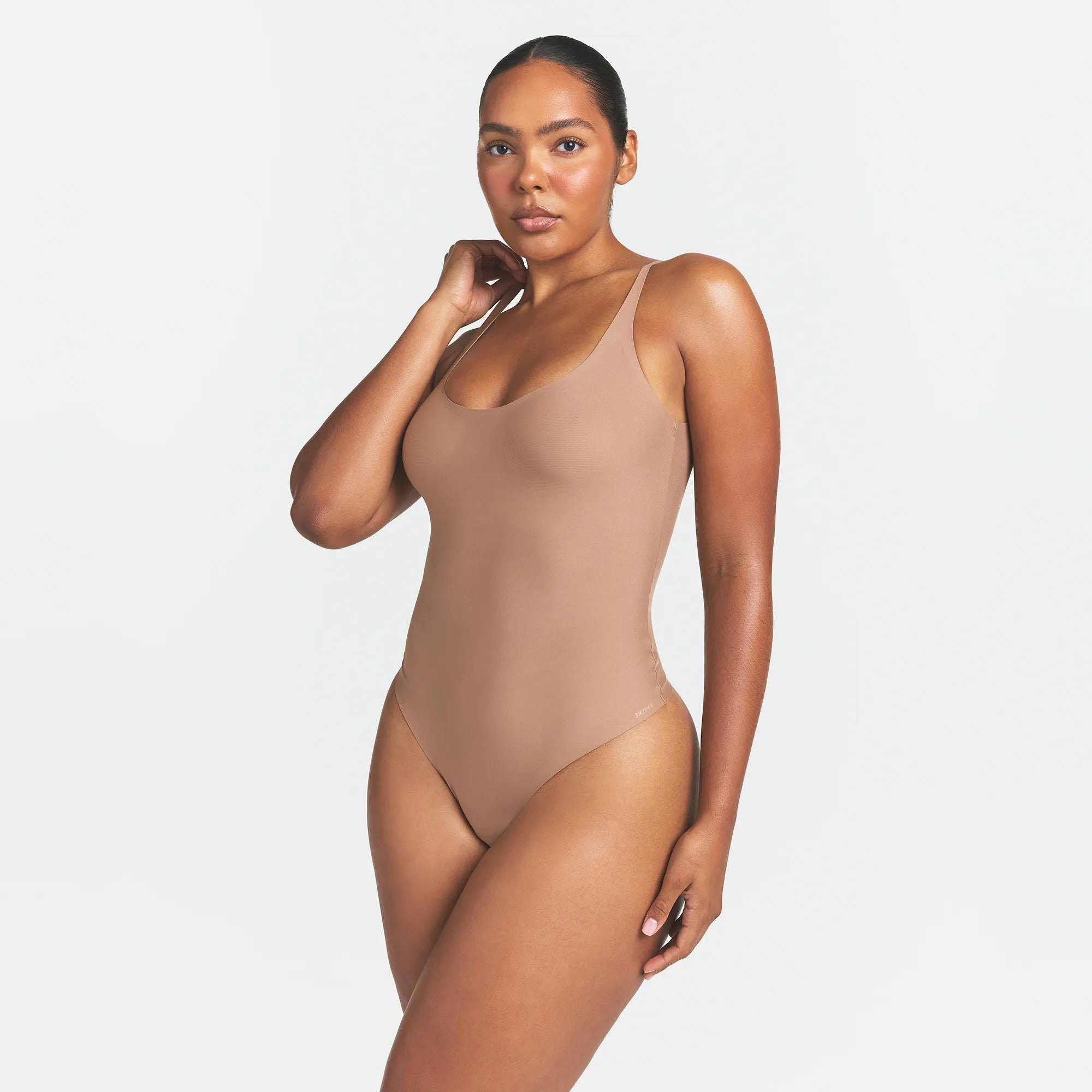 SKIMS BODY SCOOP LOW BACK THONG BODYSUIT - SIENNA