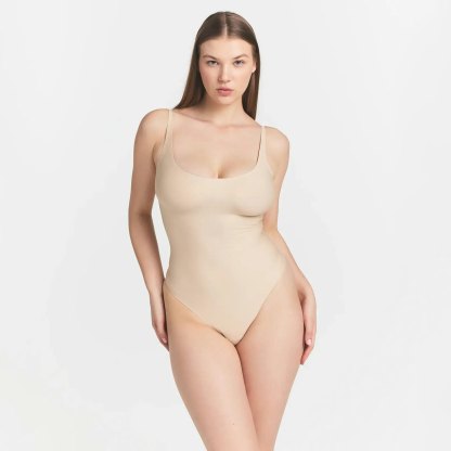 SKIMS BODY SCOOP LOW BACK THONG BODYSUIT - SAND