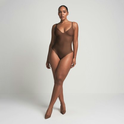 SKIMS BODY UNLINED PLUNGE THONG BODYSUIT - JASPER