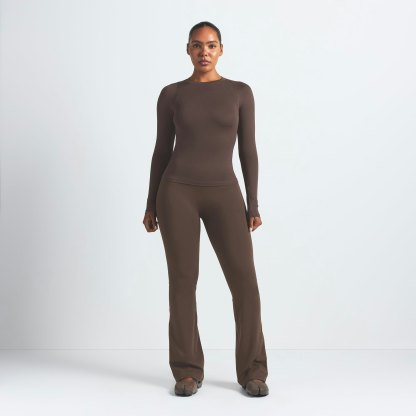 NikeSKIMS MATTE SLIM FLARE LEGGING - DARK SEPIA - image 13