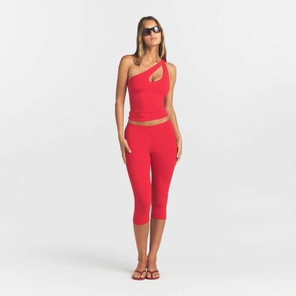 SMOOTH LAYERS HIGH-WAISTED CAPRI - CARMINE - image 11