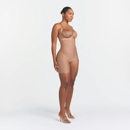 SKIMS BODY LEFT LEG SOLUTION SHORT - SIENNA