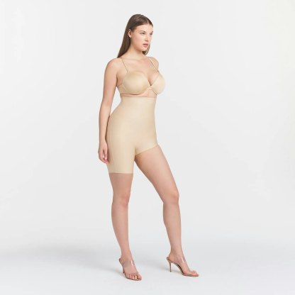 SKIMS BODY LEFT LEG SOLUTION SHORT - SAND