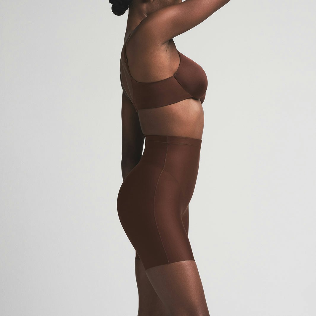 SKIMS BODY CORE SCULPT MID RISE SHORT - COCOA