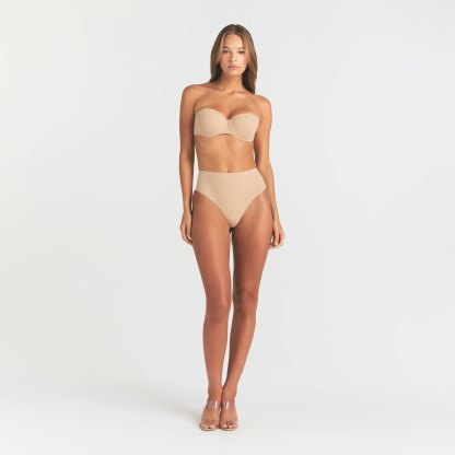SMOOTHING INTIMATES STRAPLESS BRA - CLAY