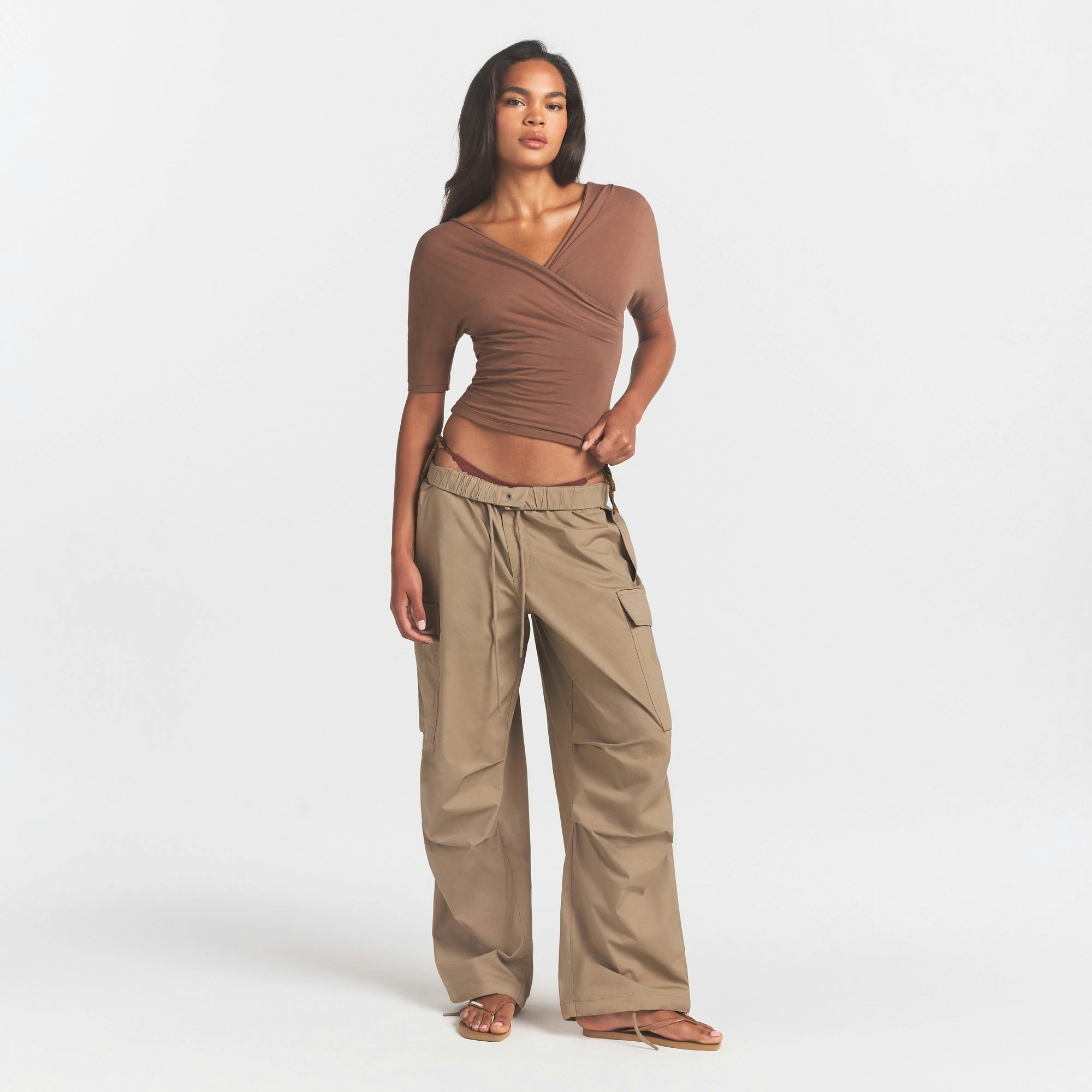WOVEN COTTON OVERSIZED LOW RISE CARGO PANT - DESERT